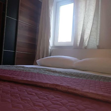 אומיס Apartman Brzovic מראה חיצוני תמונה