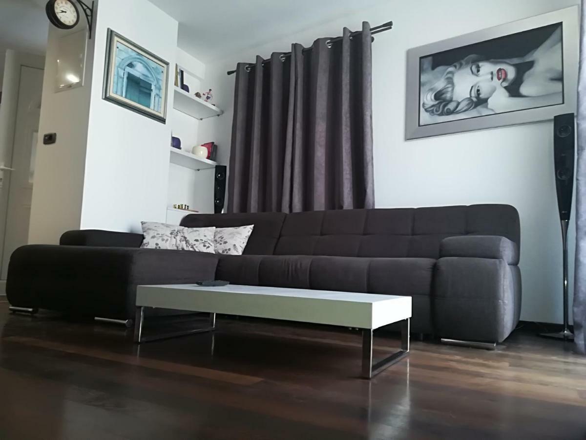 אומיס Apartman Brzovic מראה חיצוני תמונה