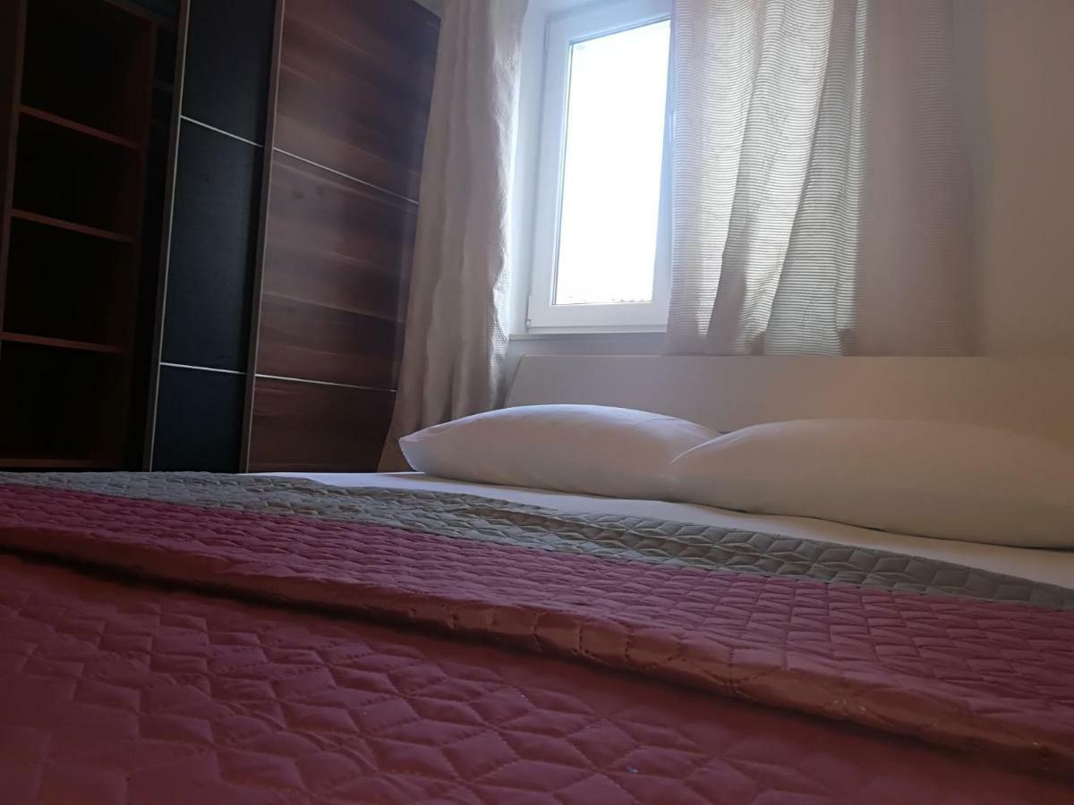 אומיס Apartman Brzovic מראה חיצוני תמונה