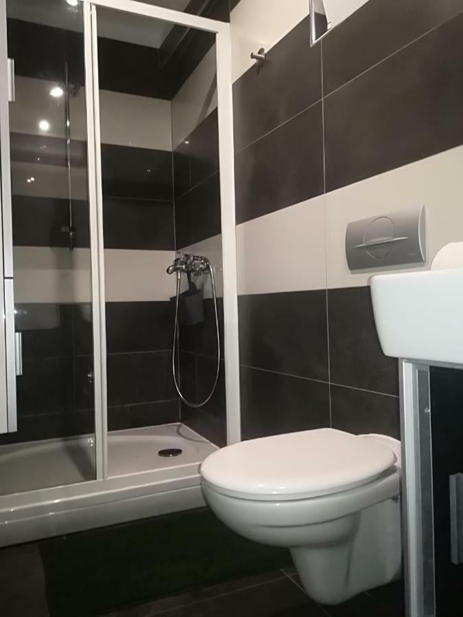 אומיס Apartman Brzovic מראה חיצוני תמונה