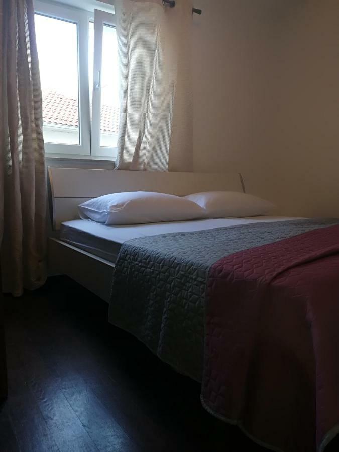 אומיס Apartman Brzovic מראה חיצוני תמונה