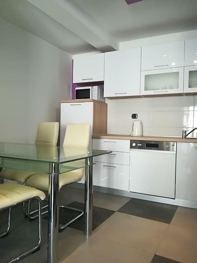 אומיס Apartman Brzovic מראה חיצוני תמונה